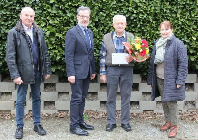 Die Marktgemeinde mit Bürgermeister Engelbert Huber (2. v. l.) gratulierte Heinz Pitschender mit Gattin | Foto: Wutte