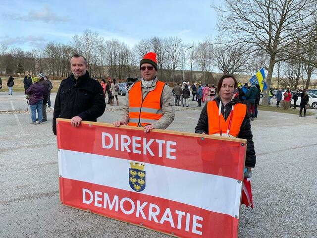 Nationalratsabgeordneter Alois Kainz (FPÖ), Josef, (Stellvertreter von E. Pummer), rechts: Initiatorin der Demo, Elisabeth Pummer | Foto: sh