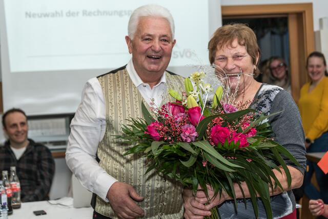 Mit einem Blumenstrauß sagte Rudolf seiner Frau Maria auch in diesem Rahmen ein großes Danke für ihre tatkräftige und vielfache Unterstützung. | Foto: Alfred Hofer