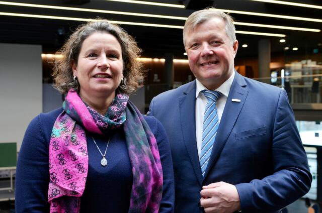 UMIT TIROL Rektorin Sandra Ückert freut sich, dass Bernhard Tilg das UMIT TIROL Team ab sofort verstärkt.  | Foto: UMIT TIROL/Niederklapfer