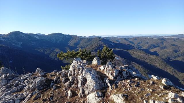 Am Gipfel des Gaissteins bietet sich ein toller Panoramablick, ... hier ein Ausschnitt in westlicher Richtung auf die Gutensteiner Alpen und ...
 | Foto: Silvia Plischek