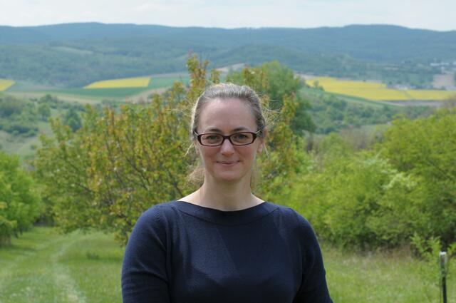 Marlene Hrabanek-Bunyai, Geschäftsführerin des Naturparks Rosalia-Kogelberg ist stolz auf das Projekt "Streuobstwiesen für Generationen". | Foto: Naturpark Rosalia-Kogelberg