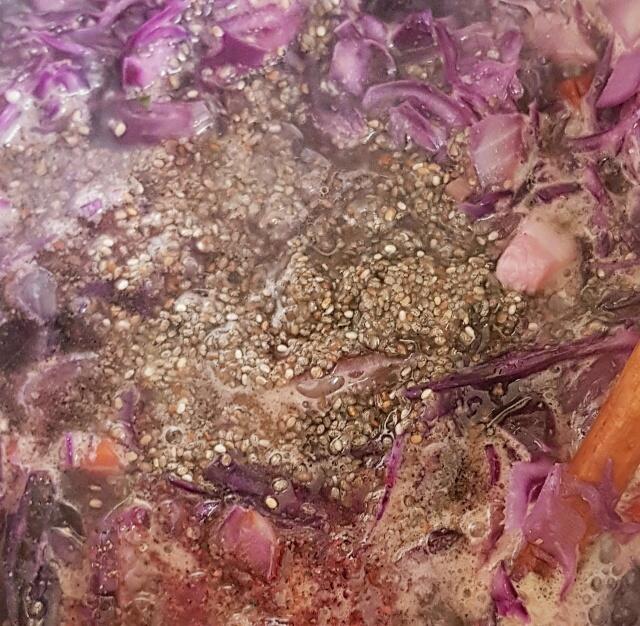 Das BIld zeigt die Chiasamen, bevor ich sie in der Suppe ordentlich verteilt, verrührt habe.