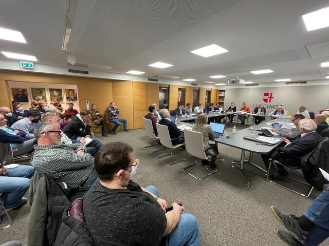 Zahlreiche Zuschauer ließen sich die jüngste Gemeinderatssitzung in Imst nicht entgehen.  | Foto: Perktold