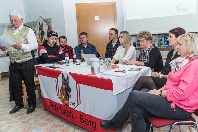 Der neue Vorstand des Schäferhundevereines und Rudolf Klein (ehemals Obmann): Manuel Stöbich, Patrick Moser, Martin Kraml, Andreas Praher, Andrea Traxinger, Frieda Tatzel, Katrin Holnsteiner-Dumps und Ingrid Steidl (v.l.). | Foto: Alfred Hofer