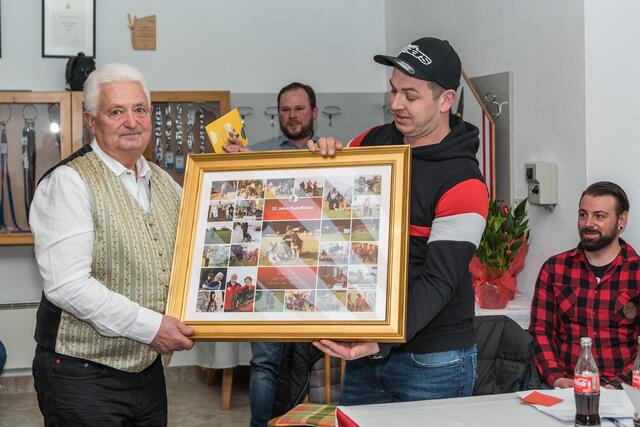 Der neue Hundevereinsobmann Manuel Stöbich (re) überreichte als kleines "Danke" an Rudolf Klein einen Bildabriss seines erfolgreichen Lebens als Vereinsobmann. | Foto: Alfred Hofer