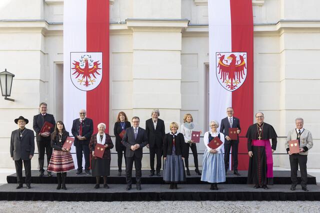Hintere Reihe v.li.: Georg Schärmer, Hans Bodner, Marta Schreieck, Reinhold Messner, Lilli Gruber, Josef Aschbacher; Vordere Reihe v.li.: Joseph Zoderer, Evelyn Mages, Paula Kofler, LH Günther Platter, Südtirols LHStvin Waltraud Deeg, Elisabeth Medicus, Bischof Hermann Glettler und Franz Hitzl. | Foto: Land Tirol/die Fotografen