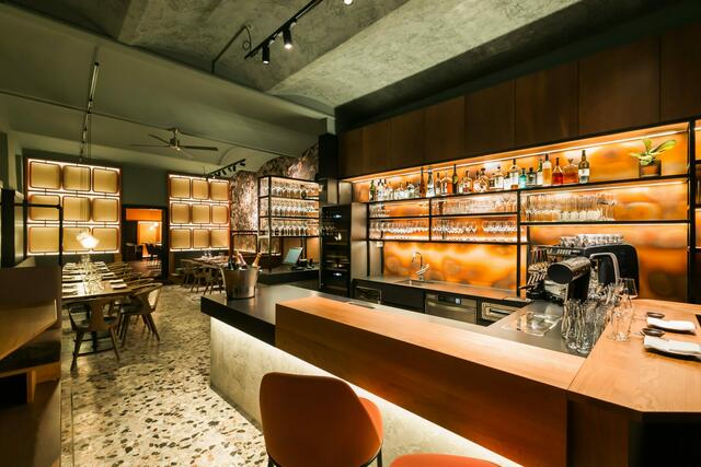 Das Restaurant bietet Casual Fine Dining an. Ihr Fokus liegt auf japanisch-peruanisches Essen.  | Foto: Innenarchitekturbüro Derenko