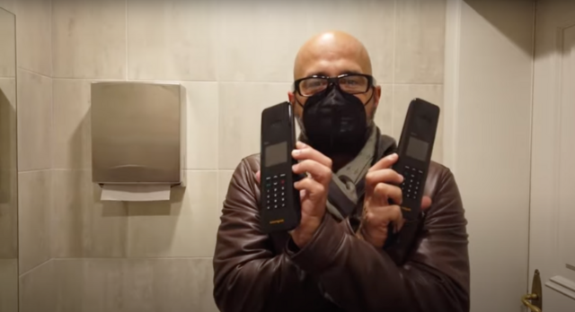 Zwei mexikanische Aktivisten vertauschten im Jänner einige Audioguides im Weltmuseum. | Foto: Audioguías de la Verdad/YouTube