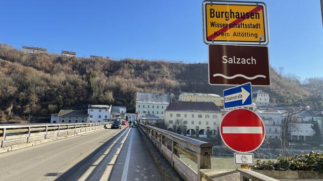 Schilder über Schilder: Die Grenzbrücke von Burghausen nach Ach. | Foto: Haindl