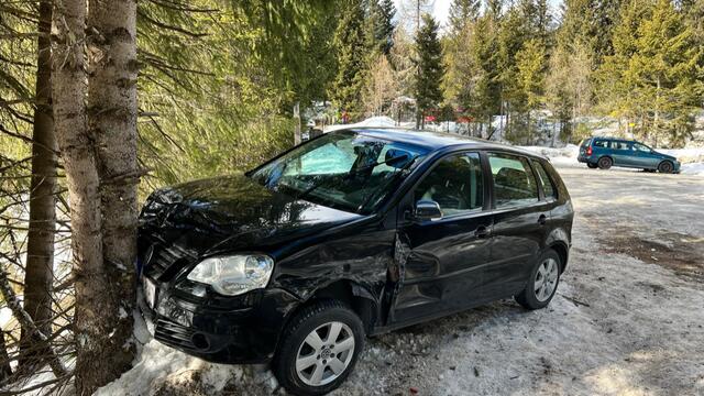 Ein Auto war gegen einen Baum geprallt. | Foto: Freiwillige Feuerwehr Tamsweg