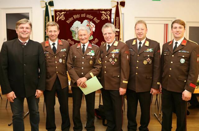 Bürgermsiter Fritz Zefferer, der scheidende HBI Michael Griesebner, Roman Weinacht sen., Bezirkskommandant OBR Reinhold Binder, ABI Josef Zörweg sowie der frisch gewählt HBI der FF Lengdorf, Gerhard Stangl | Foto: FF Lengdorf