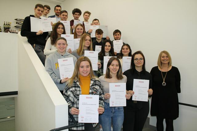 Die neuen „zertifizierten Bauproduktefachberater und -beraterinnen" mit Berufsschuldirektorin Christiana Miller. | Foto:  Foto: WKOÖ