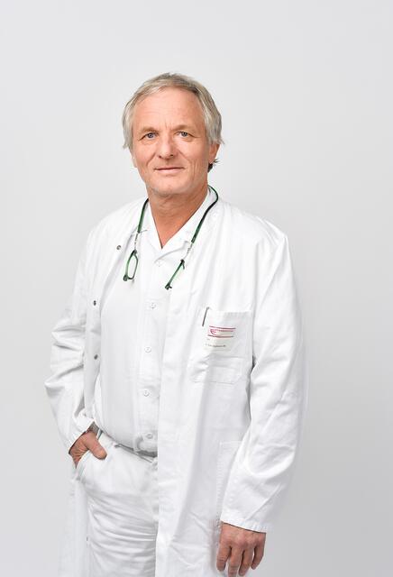 Onkologe und Vorstand der Abteilung für Innere Medizin Prim. Dr. Hans Jörg Neumann und Präsident der Krebshilfe Kärnten:  "Für KrebspatientInnen ist die CoV-Impfung der beste Schutz, unabhängig von der Art und dem Zeitpunkt der medikamentösen Krebs-Therapie." | Foto: Helge Bauer