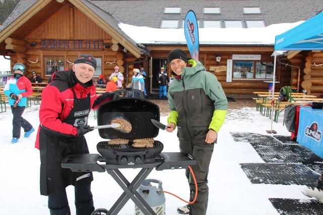 Adi Matzek mit Michaela Dorfmeister vor der Bärenhütte, | Foto: Staudinger
