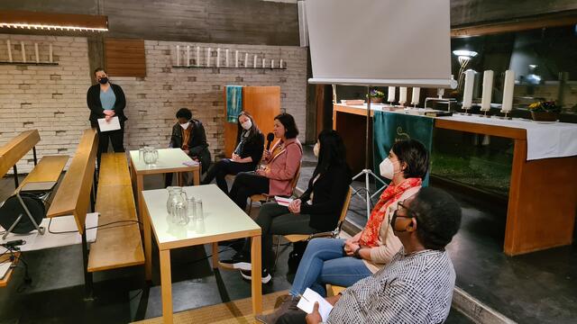 Diskussionsleiterin Florentine Durel, Agnes Aziahomey, Sofia Palzer-Khomenko, Anna Kampl, Ramona Miletic, Samaneh Rasouli und Kojo Taylor bei der Podiumsdiskussion zu "Fremde Frauen?" (v.l.n.r.) | Foto: Alexander Kislinger