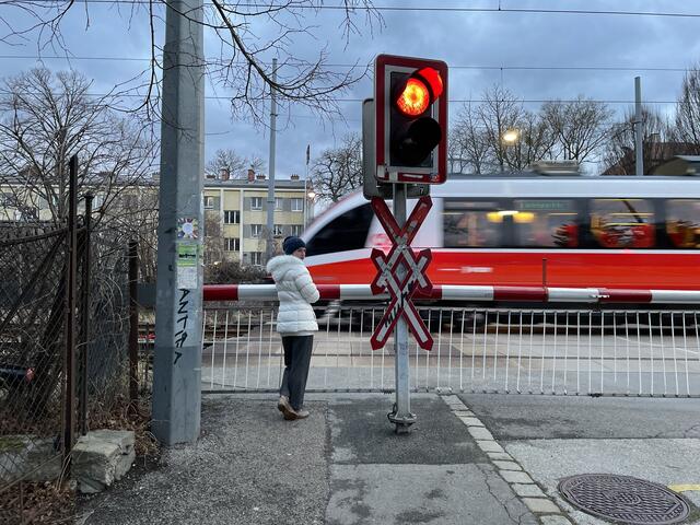 Der Schrankenübergang Jagdschlossgasse würde - zumindest für Autos - bei der ursprünglichen Planung des Umbaus der Verbindungsbahn wegfallen. | Foto: Kautzky