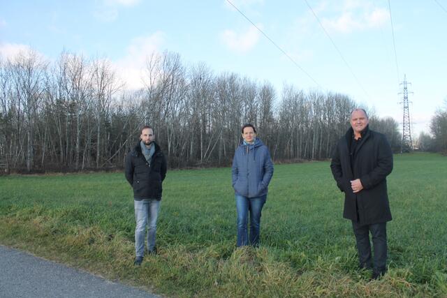 Von links: Ennsdorfs Ortschef Daniel Lachmayr, St. Valentins Bürgermeisterin Kerstin Suchan-Mayr und Nationalrat Alois Schroll kritisieren die Vorgehensweise der Länder. | Foto: Gemeinde Ennsdorf