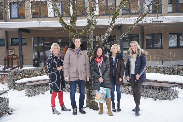 Mittelschul-Direktorin Birgit Walcher, Bürgermeister Thomas Reingruber, Hermine Promok, Volksschul-Direktorin Daniela Warter und ZIS-Direktorin Heidi Pehab | Foto: Marktgemeinde Gröbming 