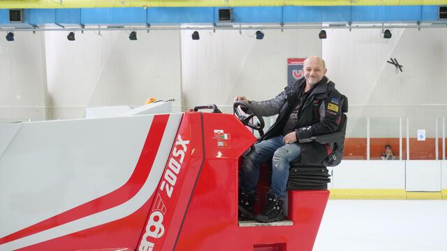 Mit der "Engo"-Eismaschine zieht Eismeister Ernst Hahn das Eis täglich ab, um es glatt zu halten. Für Eisläufer ist er stets zur Stelle. | Foto: Maximilian Spitzauer