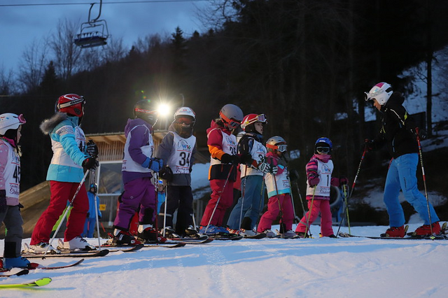 Bei Flutlicht und angenehmen Temperaturen fanden sich zahlreiche Gaflenzer zum Gemeinde-Schiabend auf der Forsteralm ein. | Foto: WSG Gaflenz/StephanSchönberger