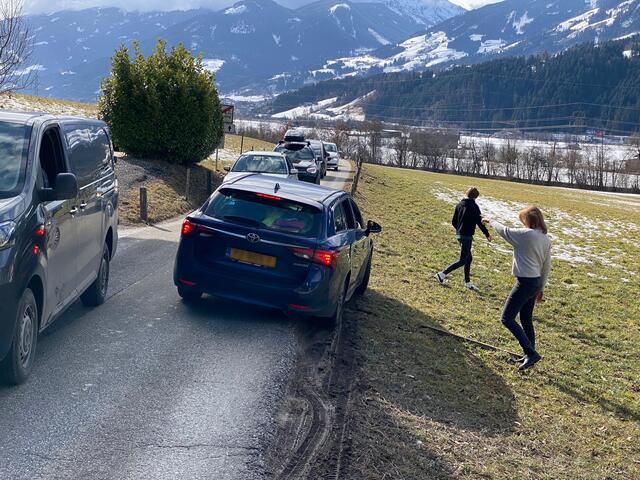 Auf dne Ausweichrouten herrschte Stillstand. Das Verkehrschaos war perfetk  | Foto: ZOOM-Tirol