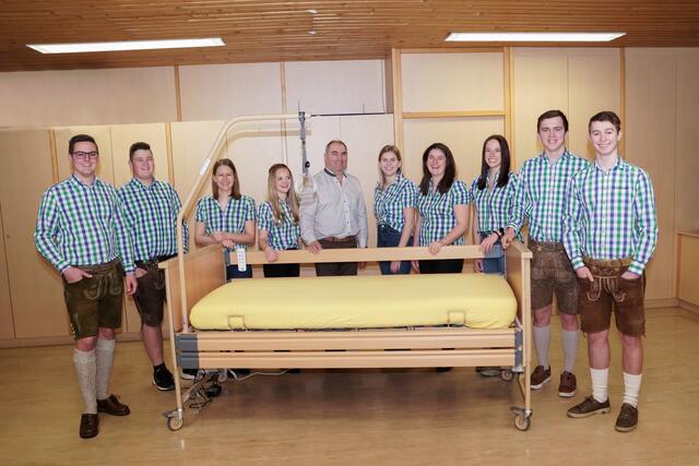 Die Landjugend übergab das Pflegebett an Diersbachs Bürgermeister Johann Fuchs. Die Gemeinde verleiht die Betten an Familien mit pflegebedürftigen Angehörigen.  | Foto: Gemeinde Diersbach