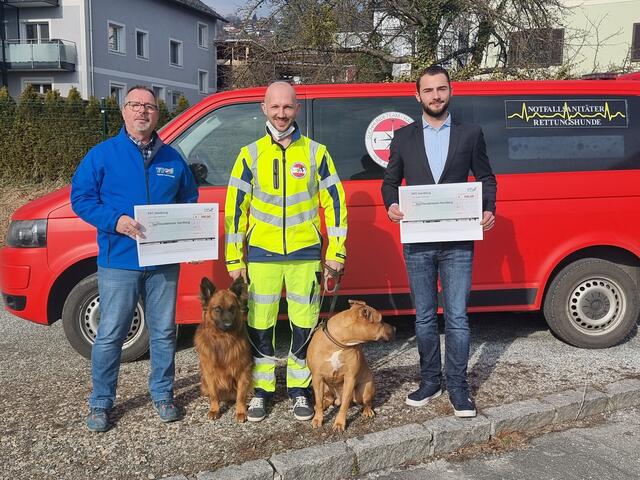 FPÖ-Ortsparteiobmann Luca Geistler und Klaus Grasmugg übergaben den Scheck an Obmann René Neuhauser. Foto: © FPÖ Hartberg | Foto: FPÖ Hartberg