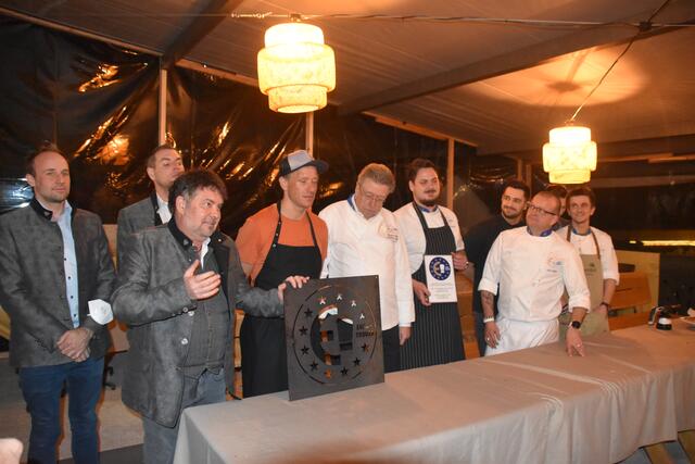 Gerhardhof-Chefs (v.li.) Tobias Hafele, Josef Volgger und Peter Bußjäger mit den Spitzenköchen Thomas Ellwanger, 'Euro-Toques-Präs. Christian Meyer, Benedikt Wenghofer, Stefan Fuchs, Gregor "Grex" Klöter, Andreas Kichebner (hi.) und Andreas Gratz.