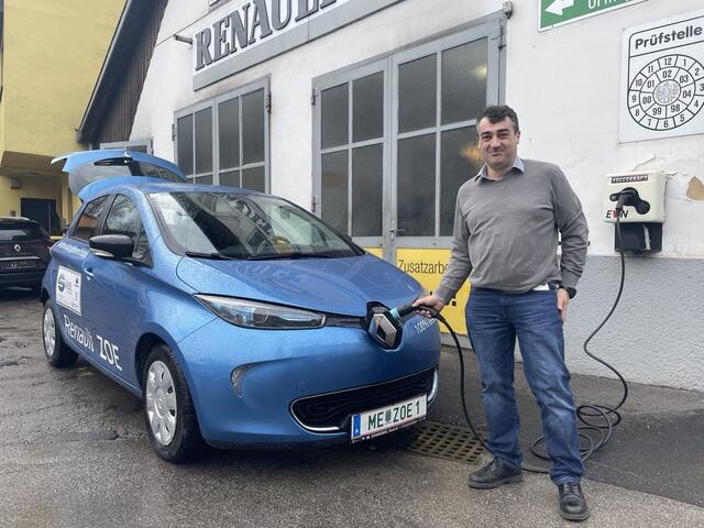 Karl Neulinger von Renault Schiebel in Waidhofen tankt das Auto nicht mit Benzin, sondern mit Strom.