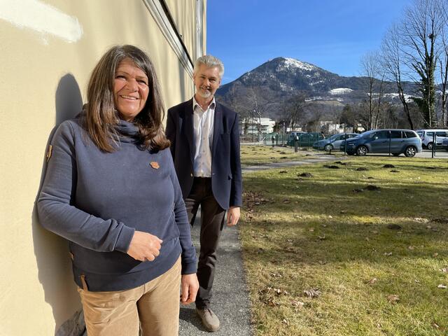 Antonia Eschbacher und Rudolf Gruber vor dem Salzburger Gaisberg. Gruber meint: "Bei der Zeit der Betreuung geben wir nichts vor."  | Foto: sm