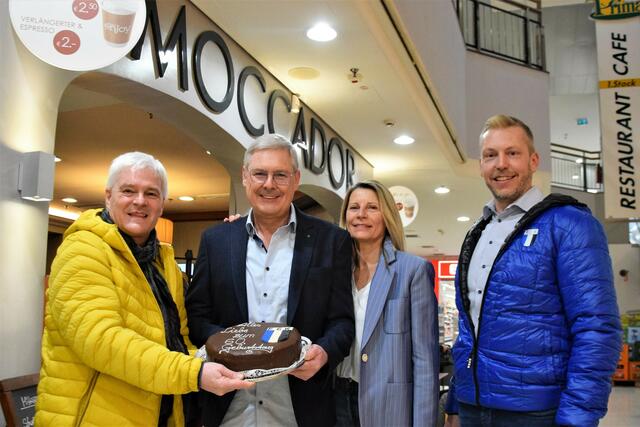 Kommerzialrat Hans K. Reisch mit Gattin Bettina (Mitte). FCK Präsident Simon Einwaller (li.) und FCK-Vizepräsident Thomas Kogler. | Foto: Schwaighofer