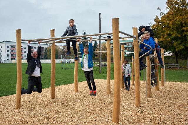 Bad Halls Bürgermeister Bernhard Ruf hat bereits das Klettergerüst im Fitnesspark bei der Mittelschule mit den Kindern ausprobiert.  | Foto: Holnsteiner