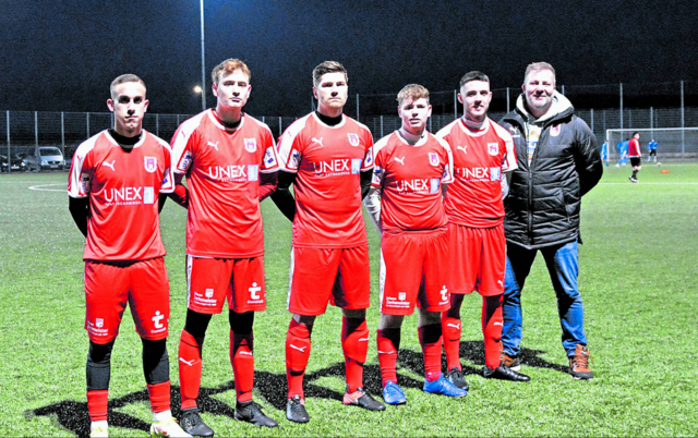 Die Neuzugänge: Laszlo Kalocsai, Alexander Pingitzer, Stefan Habeler, Nico Stiglitz und Faton Vokshi mit Trainer Martin Zentner (v.l.).  | Foto: SC Eisenstadt