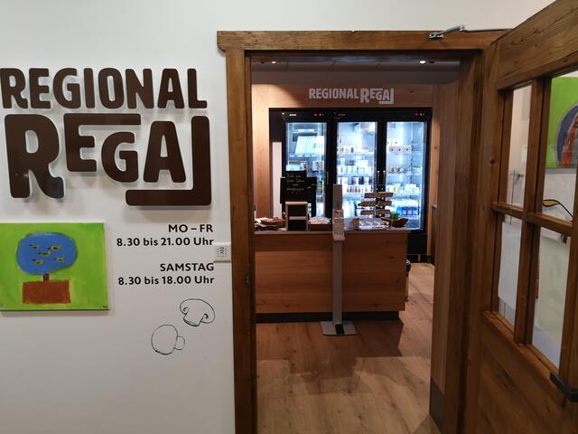 Eingang in das Ardninger Regionalregal: Die langen Öffnungszeiten lassen auch einen Einkauf nach der Arbeit problemlos zu.  | Foto: Um's Egg