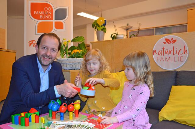 Landesobmann Bernhard Baier mit kleinen Besucherinnen der OÖ Familienbundzentren. | Foto: OÖ Familienbund