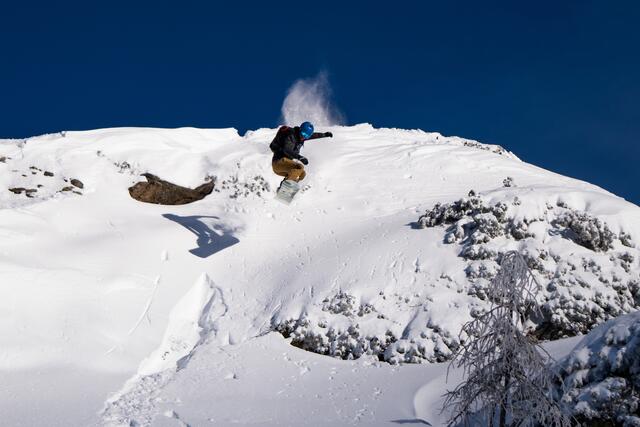 Beim Freeriden verlässt man die präparierten Skipisten. | Foto: Cian Baumgartner