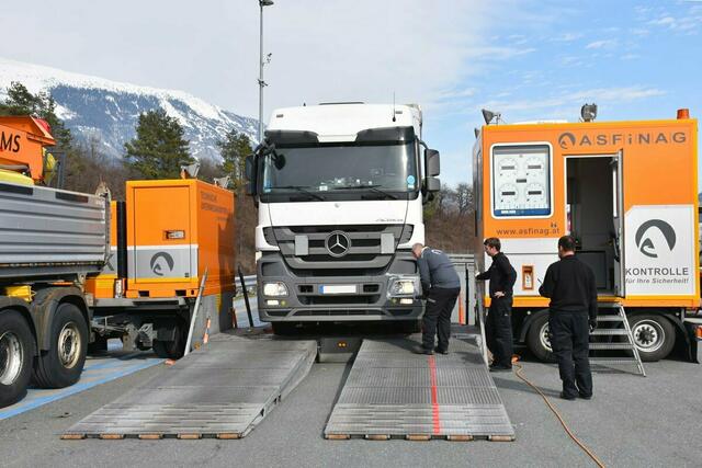 Neben der Einhaltung von Lenk- und Ruhezeiten sind es Maße und Gewichte, Sicherungen, technische Belange und die Fahrtüchtigkeit der LenkerInnen, die kontrolliert werden. (Archivbild) | Foto: © Land Tirol/Oswald