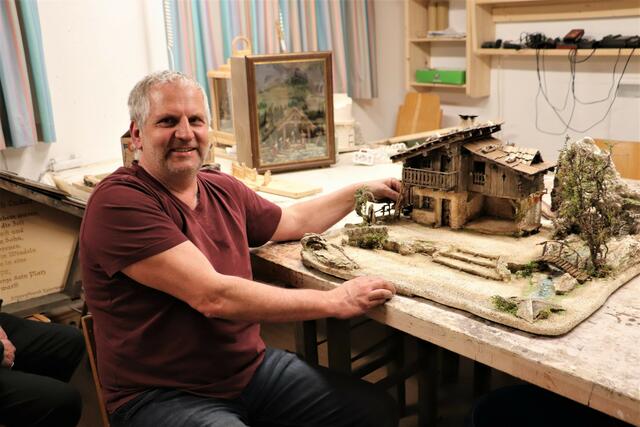Gerhard Eisel mit seiner 60 x 80 cm großen Meisterkrippe. | Foto: Edith Ertl