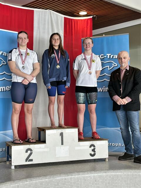 SVV-Dreifachsieg über 100 m Rücken in der AK14, v. l. n. r.: Sara Maric, Pia Part, Marie Sophie Marschall