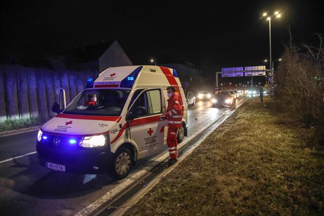 Die Rettung brachte den schwer Verletzten ins Klinikum Wels-Grieskirchen. | Foto: laumat.at/Christian Schürrer