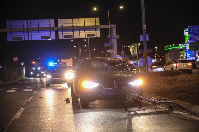 Der Radfahrer wurde laut Polizei über die Windschutzscheibe geschleudert. | Foto: laumat.at/Christian Schürrer