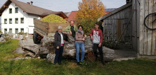 Im Herbst hilft die ganze Familie zusammen, wenn es gilt, die Früchte von der Wiese zu klauben.  | Foto: Mehlhart