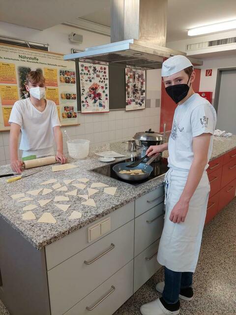 Mit Begeisterung bereiteten die Schüler Bladl mit Kraut zu. | Foto: Mittelschule Fieberbrunn