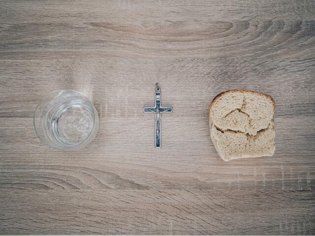 Fasten gehört seit viele Jahrhunderten zu den Traditionen vieler Religionen. | Foto: unsplash.com