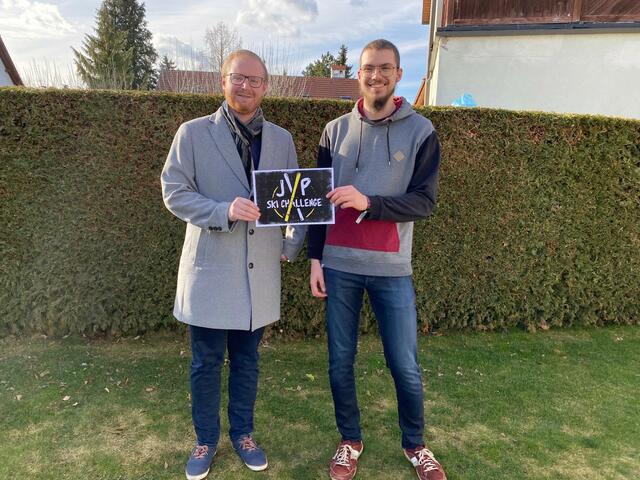 JVP-Bezirksobmann Fabian Ritzberger gratulierte Jakob Kreinecker aus Eferding zum Bezirkssieg. | Foto: JVP