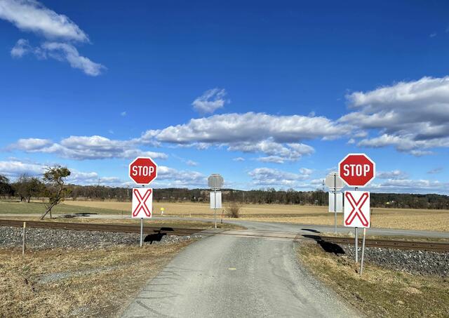 Solche Eisenbahnkreuzungen werden bei der GKB nach und nach Geschichte: In mehreren Abschnitten werden Sicherungstechniken wie Schranken und Lichtzeichen errichtet. | Foto: Simon Michl