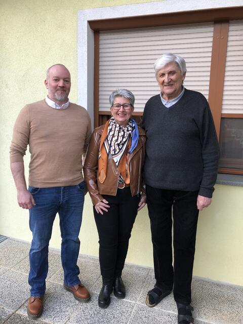 Vzbgm. Gerhard Hödl, Bgm. Ulrike Kitzinger, Geburtstags-Jubilar Franz
Komzak | Foto: Gemeinde Sigleß