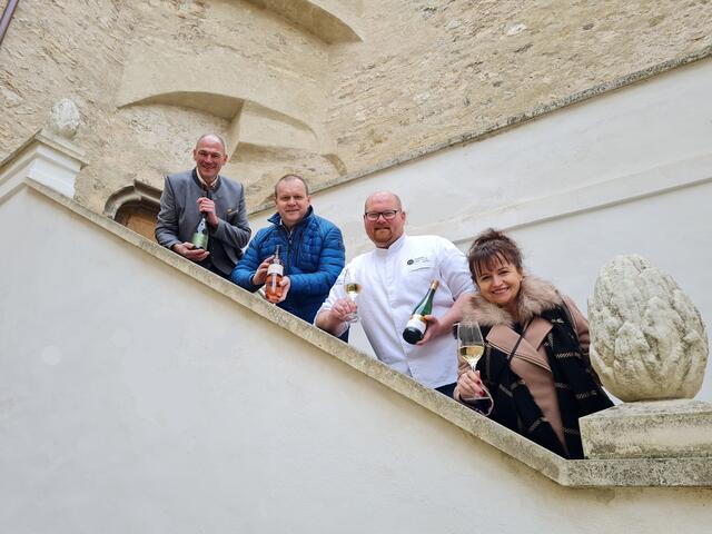 Weinviertel Tourismus Geschäftsführer Hannes Steinacker, Vizebürgermeister Georg Eigner, Haubenkoch Matthias Herbst und Bürgermeisterin Brigitte Ribisch freuen sich, das großartige Ambiente der Laaer Burg mit ausgezeichneter Kulinarik und köstlichen Weinen bei „Tafeln im Weinviertel“ präsentieren zu dürfen.
 | Foto: Bunzl