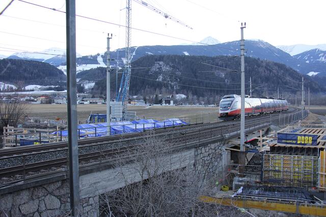 Der Neubau der Melachbrücke schränkt den Zugverkehr ein. Zwischen Innsbruck und Kematen fährt ein Schienenersatzverkehr. | Foto: ÖBB